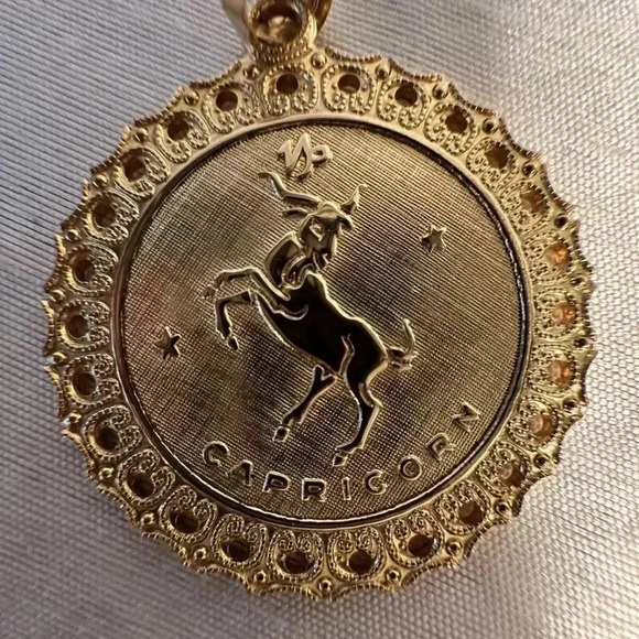 Beautiful Gold Coloured Capricorn Vintage Pendant/charm For Necklace Scalloped - Picture 2 of 6